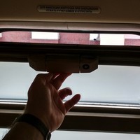 Процесс открытия окна в поезде